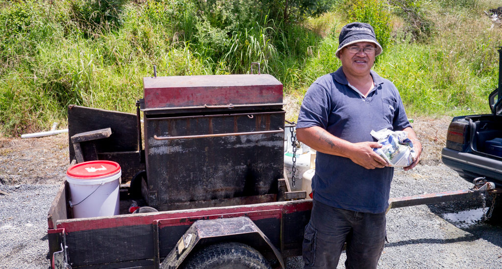 Te Hana (am SHW1): Hangi als Streetfood