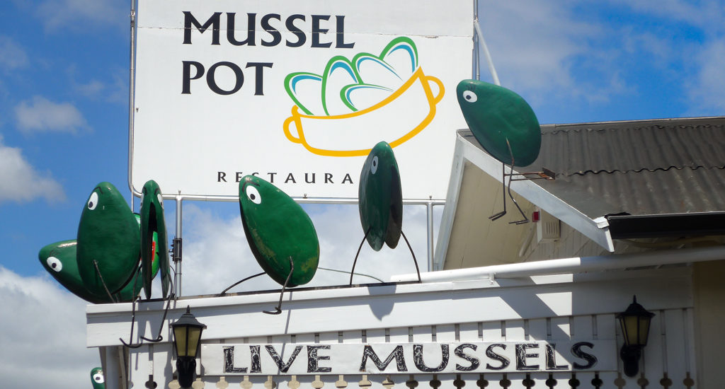Dekoriertes Dach des Restaurants "The Mussel Pot"