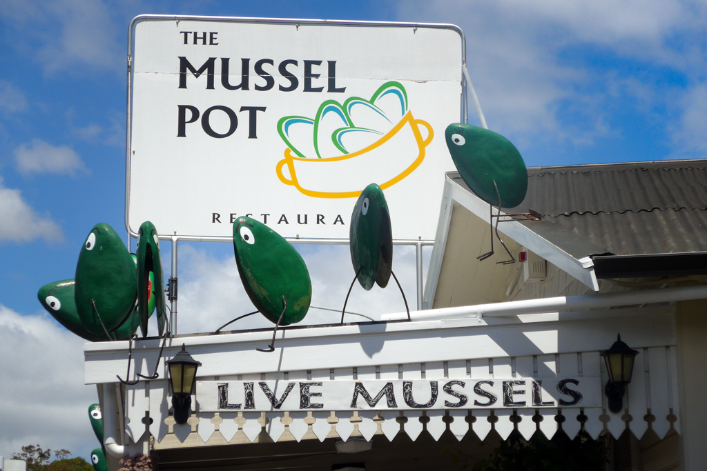 Dekoriertes Dach des Restaurants "The Mussel Pot"