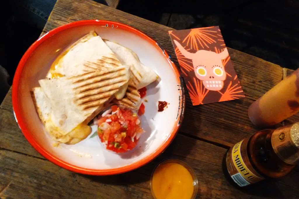 Quesadilla mit extrem scharfer Chilisauce