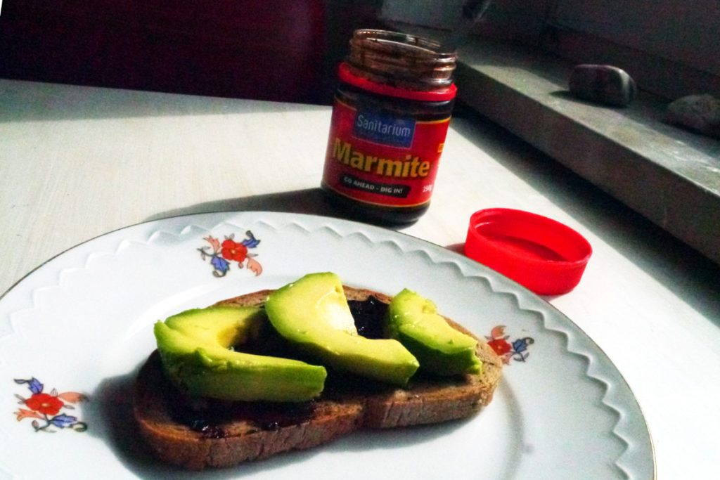 Brot mit Marmite und Avocado