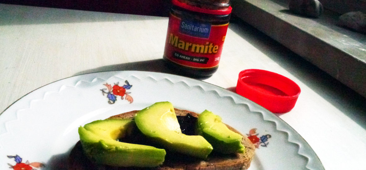 Brot mit Marmite und Avocado