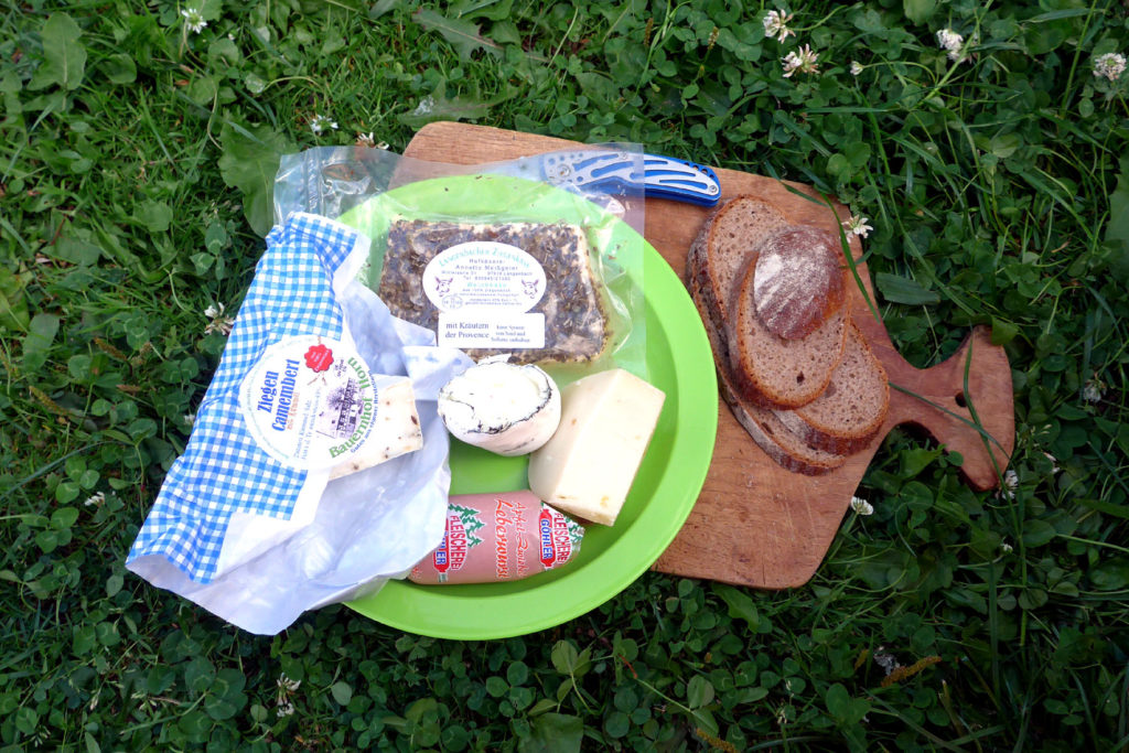 Käseplatte beim Bulli-Picknick