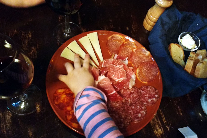 Weihnachten in Spanien: von Turrón und Polvorones, Weihnachtsdeko unter sommerblauem Himmel und der Hysterie rund um den Hauptgewinn der Lotería de Navidad