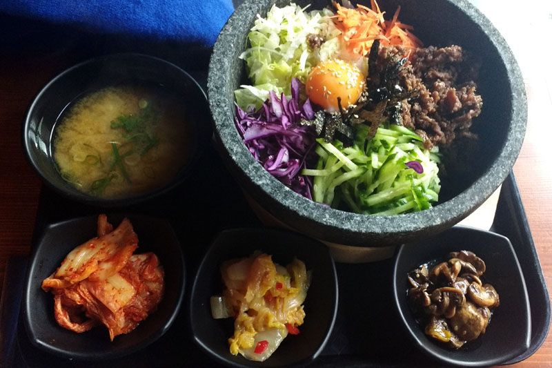 Bibimbap mit Beilagen