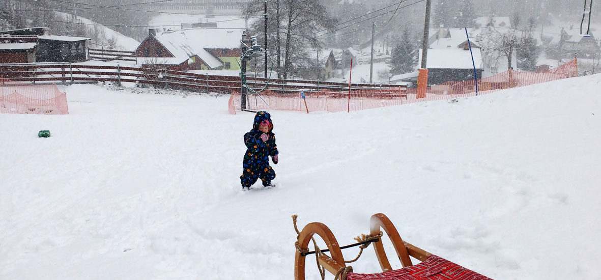 Mit Schlitten und Kind auf die Skipiste