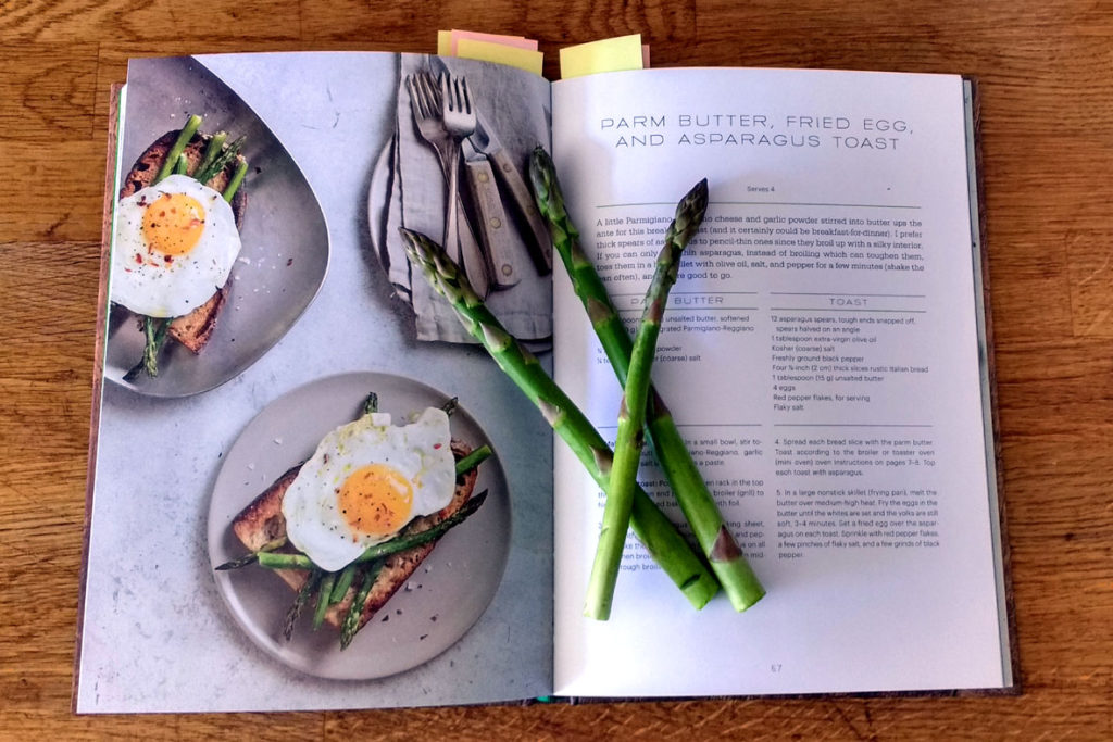 Das Kochbuch "Toast" samt grünem Spargel für eines der Rezepte