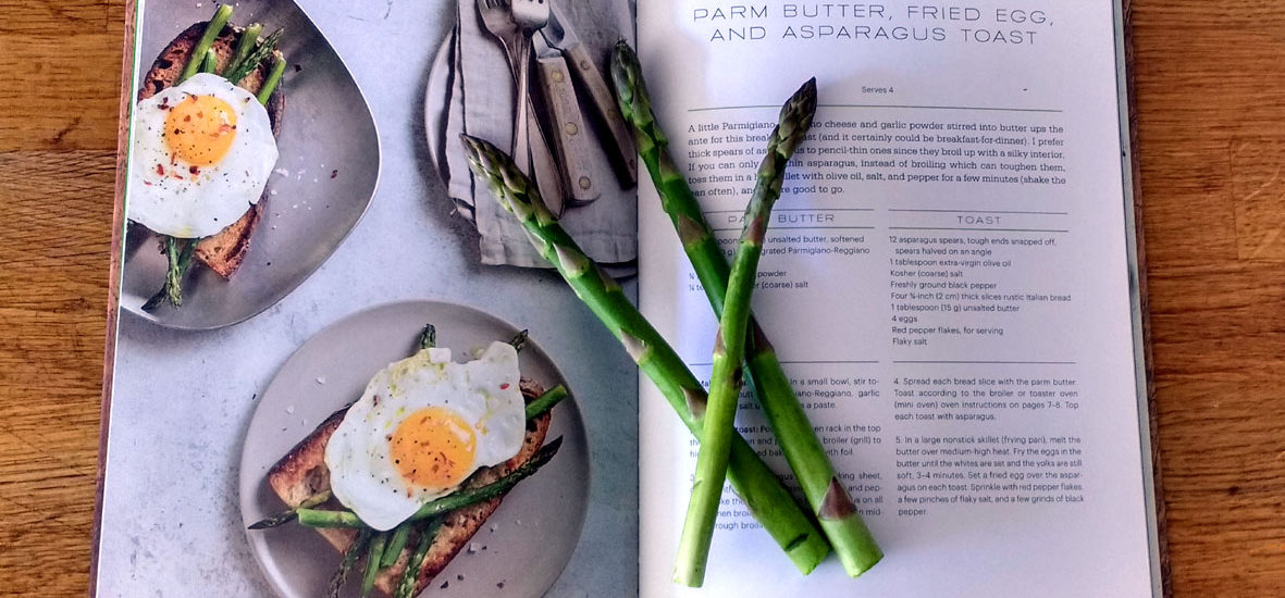 Das Kochbuch "Toast" samt grünem Spargel für eines der Rezepte