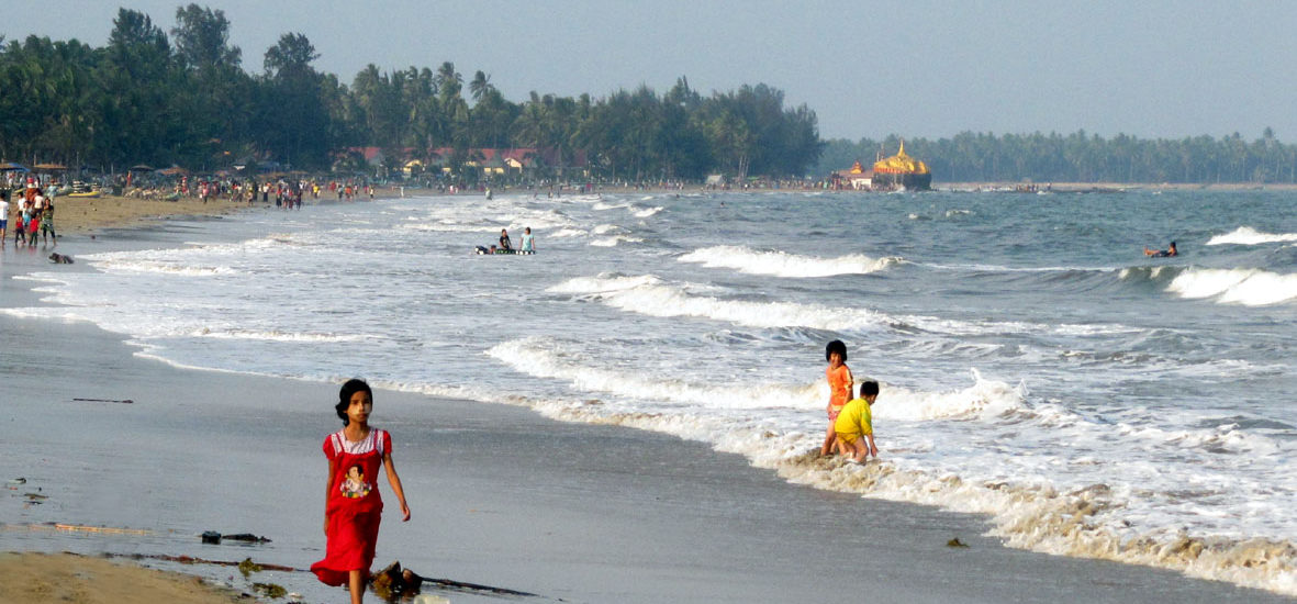 Strandszene mit Pagode am Chaungtha Beach