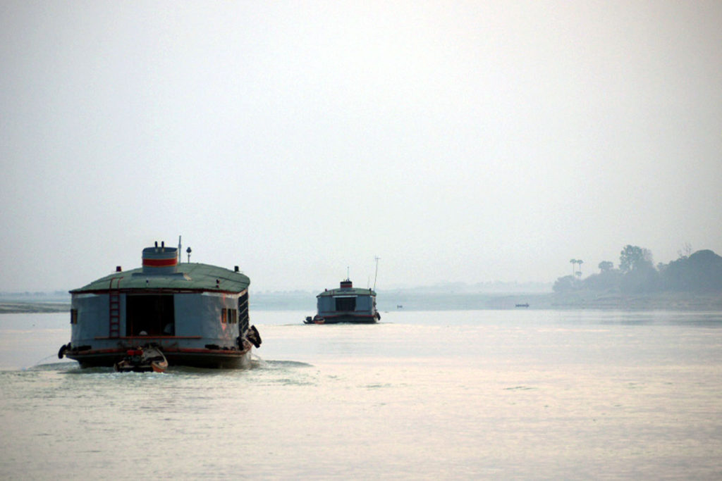 Schiffe auf dem Irrawaddy-Fluss