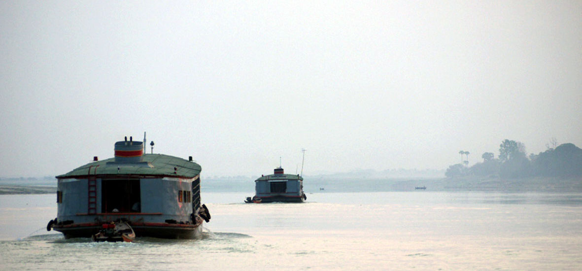Schiffe auf dem Irrawaddy-Fluss