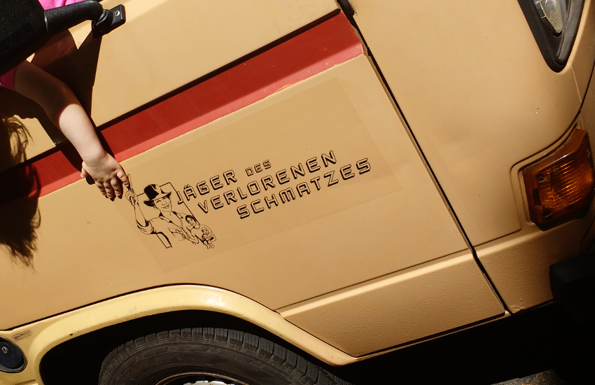 Der Bus der Jäger des verlorenen Schmatzes mit Logo