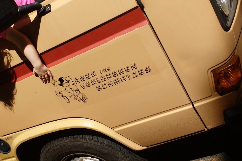 Der Bus der Jäger des verlorenen Schmatzes mit Logo