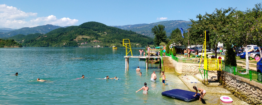 Wimmelbild: Strandbad am Jablanicko See