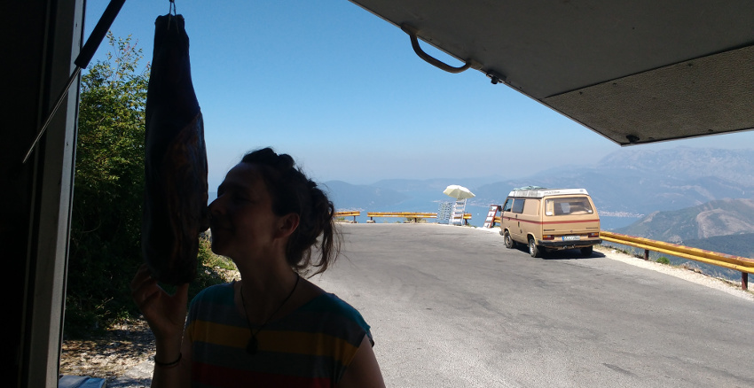 Atemberaubender Blick über die Bucht von Kotor - nachdem wir die Serpentinen der alten Hauptstraße überlebt haben