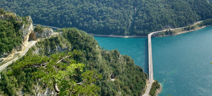 20170103_balkan-roadtrip-mit-dem-bulli-episode-3-montenegro-6-serpentinen-pivsko-jezero-c-julia-schoon