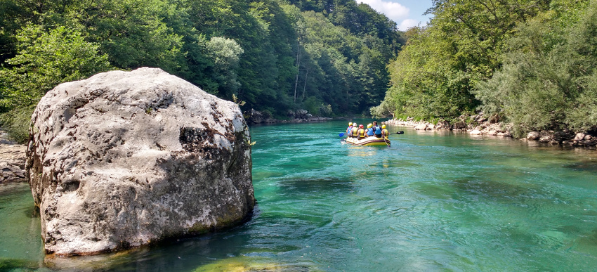 20170103_balkan-roadtrip-mit-dem-bulli-episode-3-montenegro-rafting-tara-camp-grab-c-julia-schoon