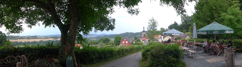 Biergarten heißt auf Fränkisch "Hopfengärtla"