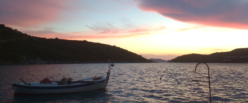 Kroatiens Adriaküste bei Sonnenuntergang