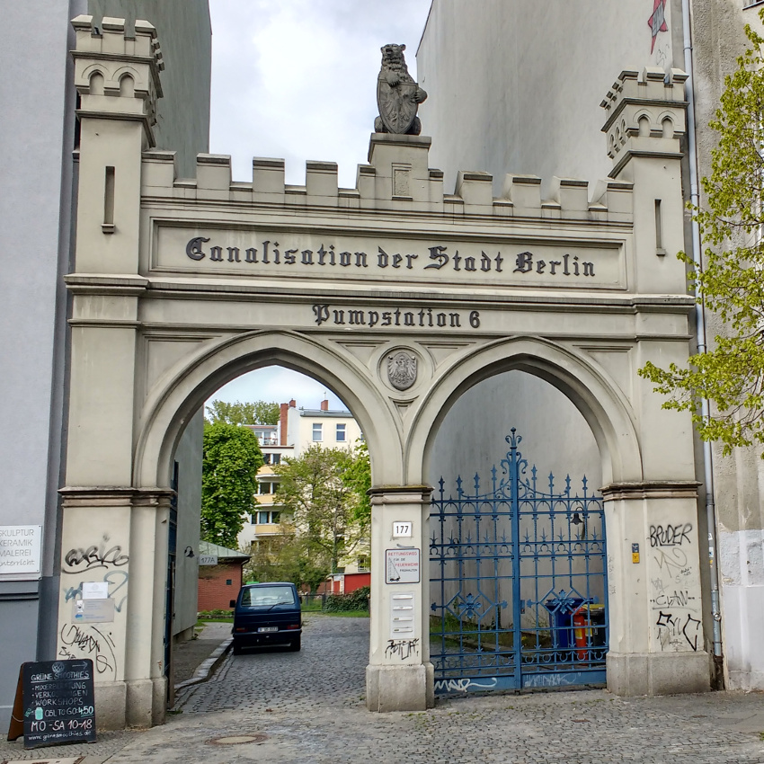 Toreinfaht in der Kreuzberger Urbanstraße, hier geht es zu den Grünen Smoothies und Wildkräutern