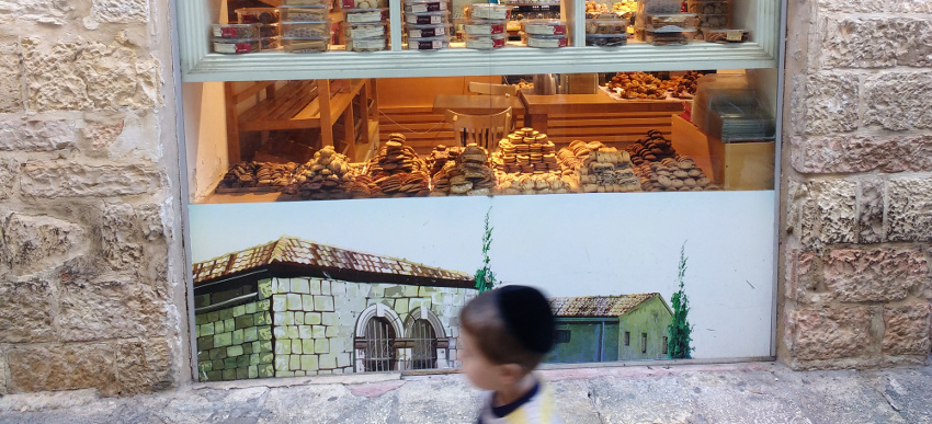 In der Altstadt von Jerusalem: Kleiner Junge vor dem Schaufenster einer Bäckerei