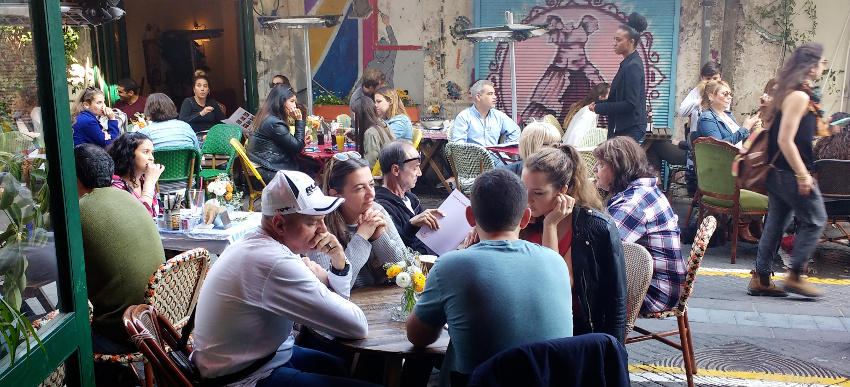 Samstag Nachmittag in der Altstadt von Jaffa: volle Straßencafés, Musik, Drinks