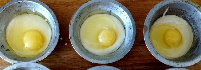 So werden Gyeran Bbang gemacht: Eier auf den Teig schlagen und vorsichtig zudecken