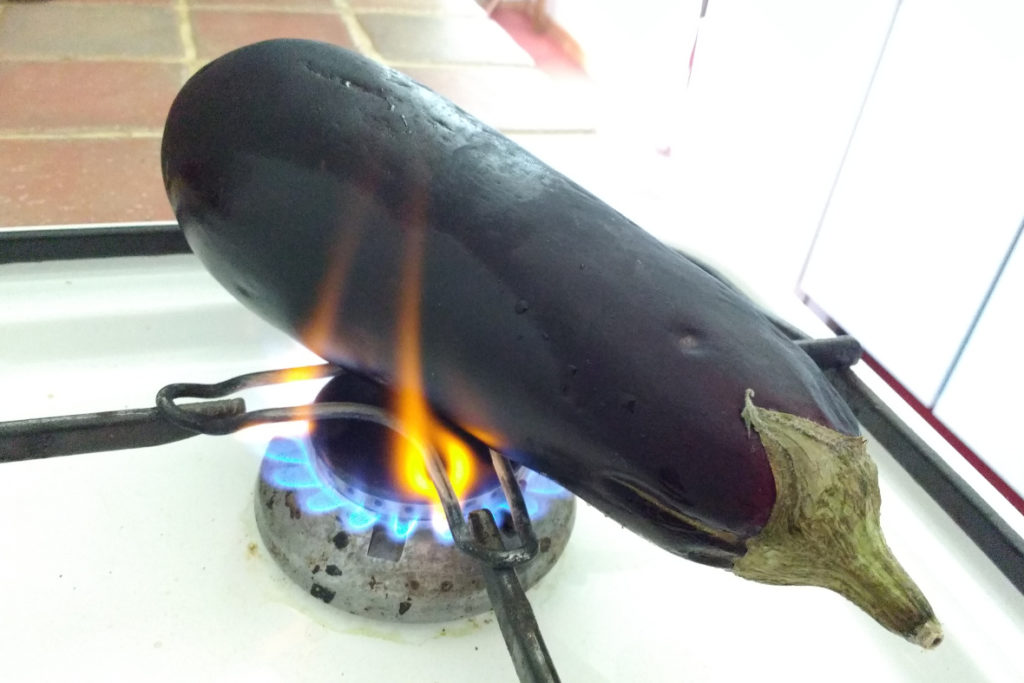 Baba Ganouche mit auf der offenen Flamme gerösteter Aubergine