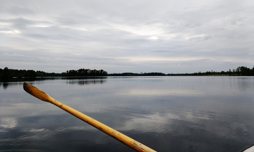 Bullerbü-Ferien in Smaland_Schweden_Angeln vom Ruderboot am Ferienhaus See