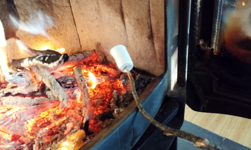 Bullerbü-Ferien in Smaland_Schweden_Bollerofen im Ferienhaus Marshmallows rösten