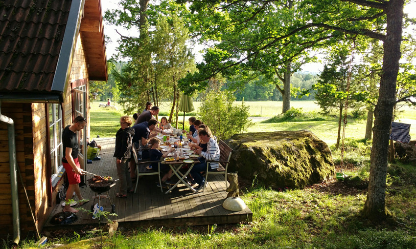 Bullerbü-Ferien in Smaland_Schweden_Midsommar Festessen am Ferienhaus