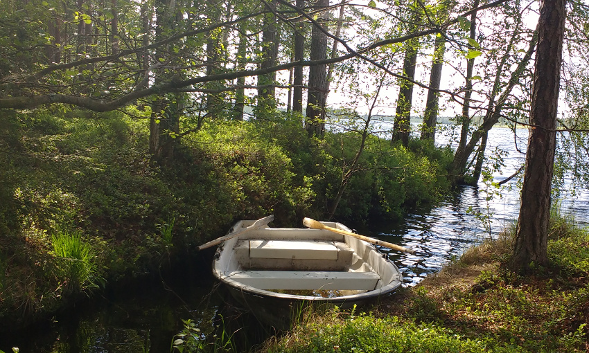 Bullerbü-Ferien in Smaland_Schweden_Ruderboot an unserem See im Wald