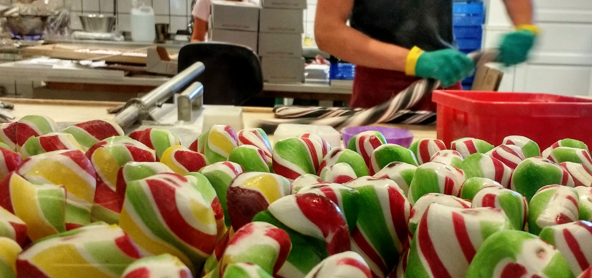 Auf nach Gränna: Hier werden Schwedens Zuckerstangen gemacht – und ihr dürft es auch mal versuchen!