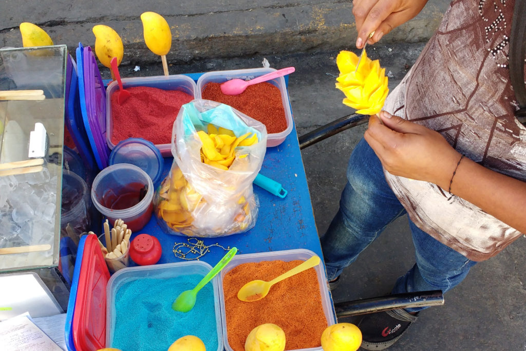 Blumen-Mango am Stil mit neonbunten Streusseln
