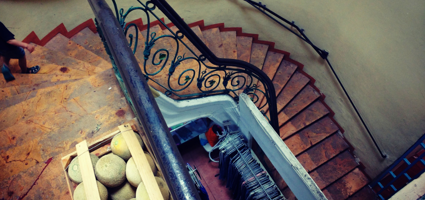 Wenn man erstmal oben ist, sieht die Treppe im Kolonialstil echt hübsch aus