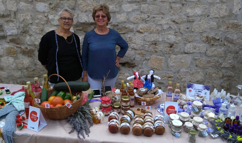 20180720__Insel Rab Marktstand Lavendelsirup Feigenbrot Olivenöl (c) www.JaegerDesVerlorenenSchmatzes.de