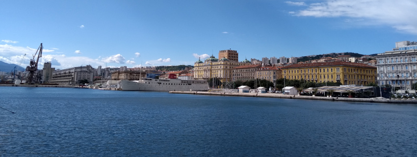 Blick auf die Altstadt von Rijeka über das Hafenbecken hinweg