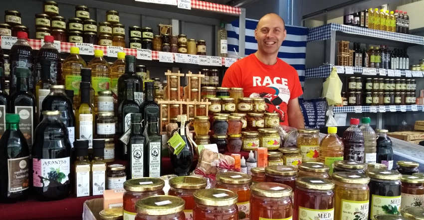 20180720__Rijeka Wochenmarkt Marktstand kroatische Delikatessen (c) www.JaegerDesVerlorenenSchmatzes.de