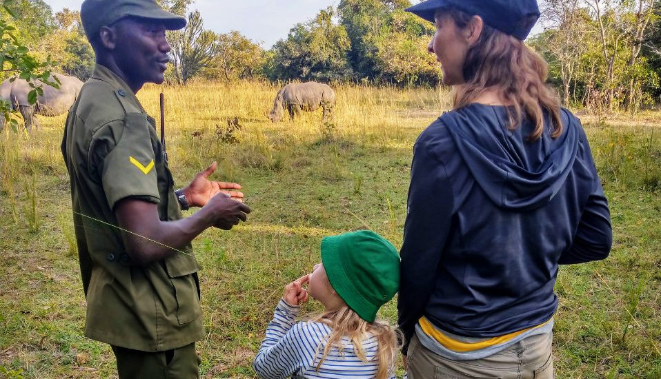 Ziwa Rhino Sanctuary Safari mit Nashörnern Uganda Afrika mit Kind