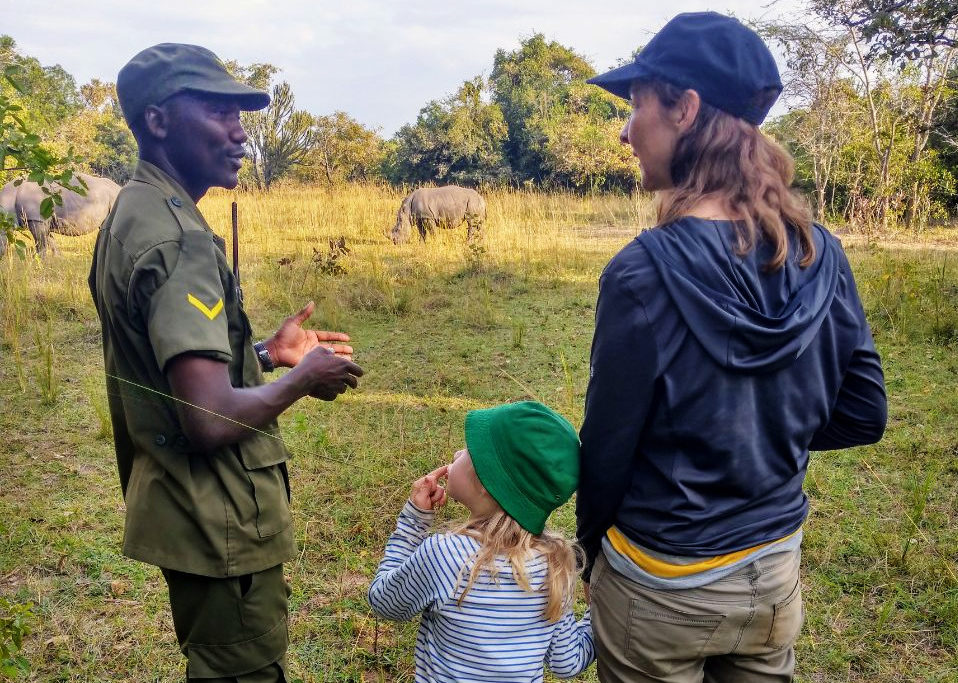 Ziwa Rhino Sanctuary Safari mit Nashörnern Uganda Afrika mit Kind