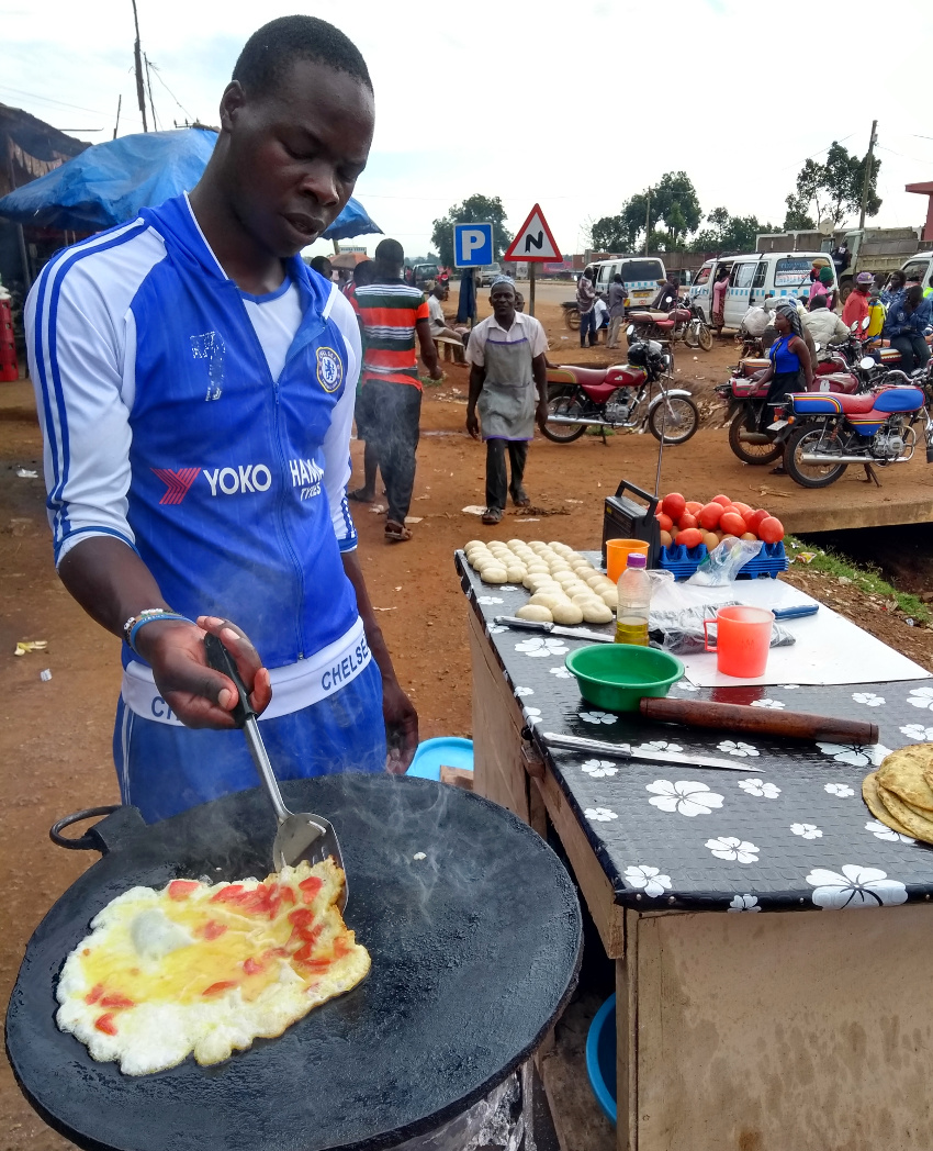 Alex hat uns das wohl beste Rolex unserer Reise zubereitet - mit frischem Chapati und viel Gemüse im Omelette.