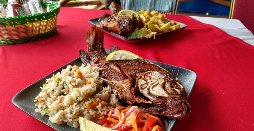 Frisch gefangen, frisch zubereitet: Tilapia aus dem Viktoriasee in einem Restaurant am Viktoriasee.