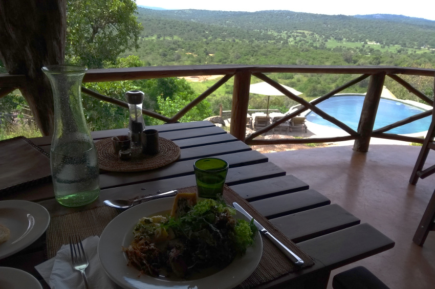 Essen mit Panoramablick in der Mihingo Lodge im Lake Mburo National Park Uganda