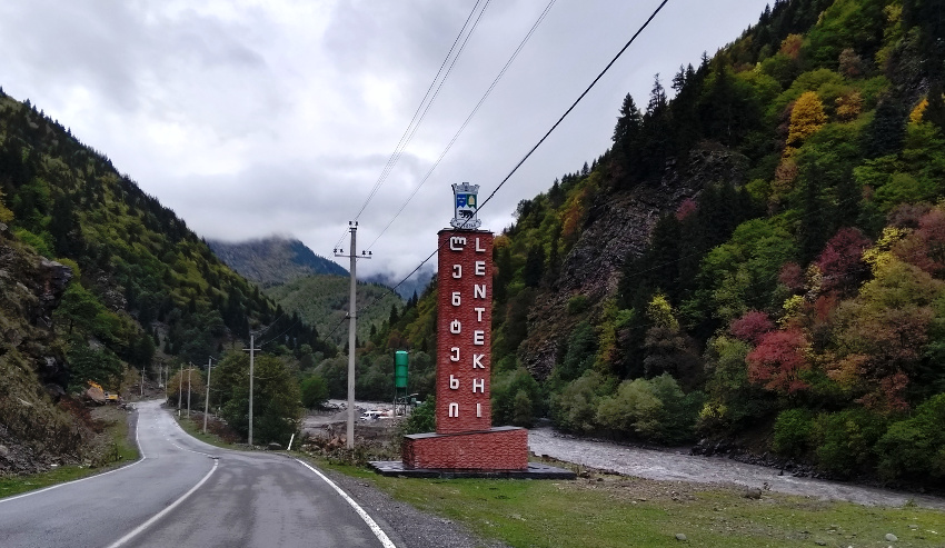 Weinstraße Offroadpiste Ambrolauri Ushguli Georgien Herbst Lentechi (c) www.JaegerDesVerlorenenSchmatzes.de