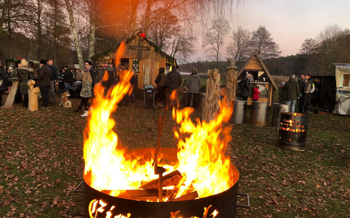 Weihnachtsmarkt Feuertonne Lagerfeuer Weihnachtshaus Advent Himmelpfort (c) www.JaegerDesVerlorenenSchmatzes.de