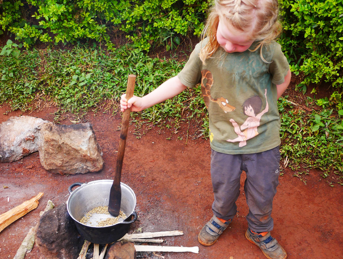 In Uganda haben wir gelernt, wie Kaffee geerntet wird. 