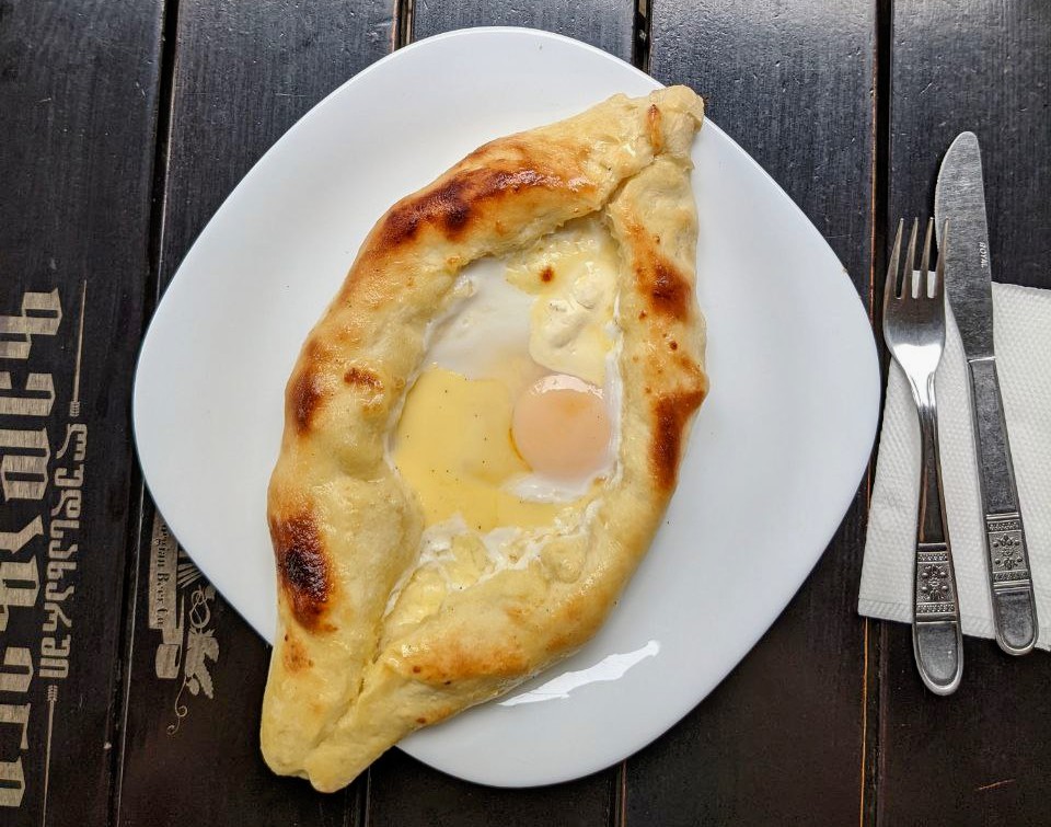 Das Khatchapuri ist so etwas wie das georgische Nationalgericht. In Batumi wird noch ein Ei auf das Brot mit eingebackenem, geschmolzenen Käse geschlagen.